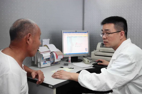 Bestand Een Patiënt Ziet Een Arts Een Ziekenhuis Shanghai China — Stockfoto