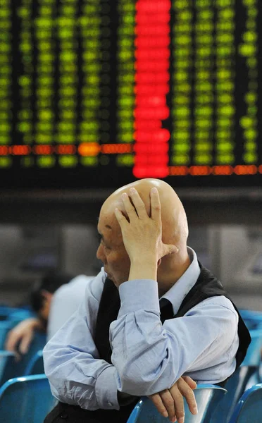 懸念される中国の投資家は 中国上海の株式仲買会社で株式 価格上昇のための赤 価格下落のための赤色 の価格を見る 2013 月13日 — ストック写真