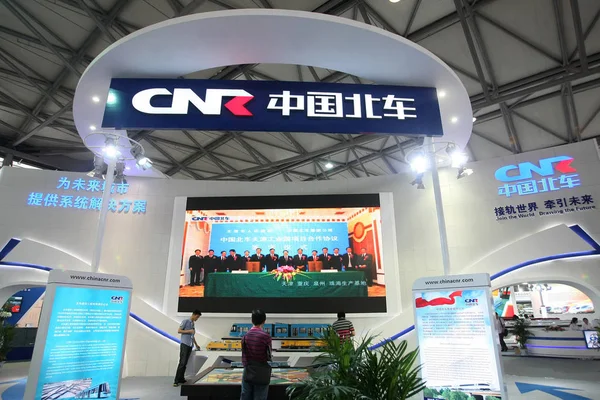 Människor Besöker Monter Cnr Metro Rail China 2013 Expo Shanghai — Stockfoto