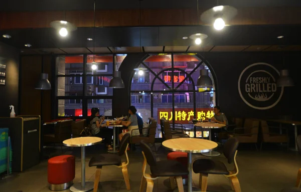 Kínai Vásárlók Eszik Egy Gyorsétterem Étterem Burger King Chengdu City — Stock Fotó