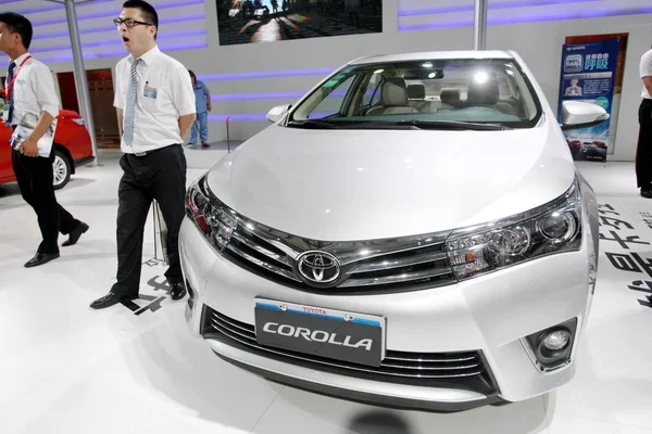 Employé Chinois Bâille Côté Une Corolla Fabriquée Par Faw Toyota — Photo