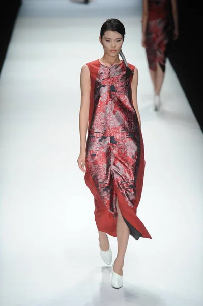 Modelo Exibe Uma Nova Criação Designer Lian Huiqing Desfile Moda — Fotografia de Stock