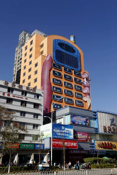 Lavoratori Cinesi Stanno Cambiando Carta Parati Gigantesco Edificio Forma Telefono — Foto Stock