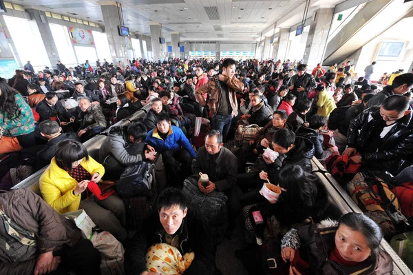 Натовпи Китайський Пасажирів Чекати Поки Поїздів Залізничному Вокзалі Guiyang Під — стокове фото
