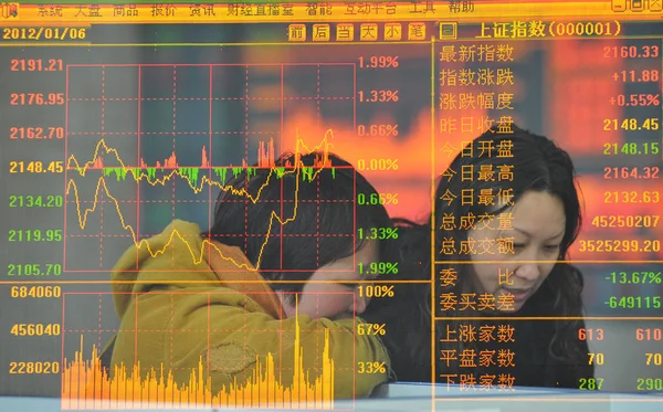 中国の投資家を見て阜陽 東中国安徽省 2012 日の株式証券会社で株価 価格上昇の赤 — ストック写真