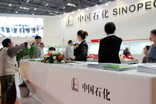 File Ihmiset Vierailevat Sinopecin Osastolla Chongqingin Messuilla Kiinassa 2014 — kuvapankkivalokuva