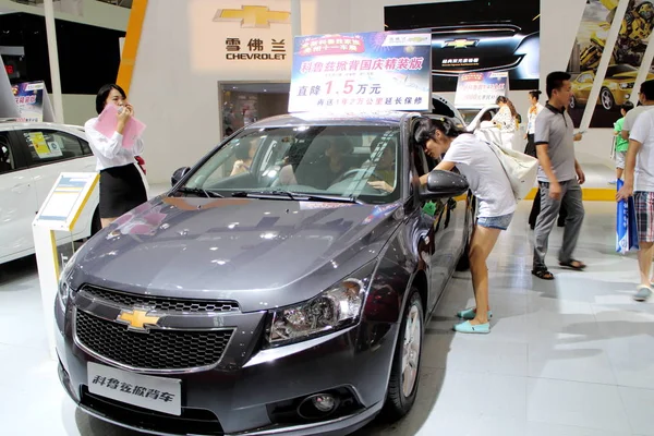 Besökare Visa Eller Prova Chevrolet Cruze Shanghai Ett Joint Venture — Stockfoto