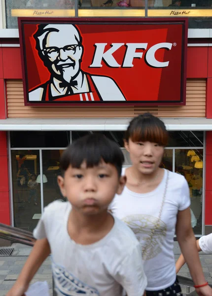 Menino Chinês Jovem Faz Rostos Enquanto Caminha Uma Passarela Frente — Fotografia de Stock