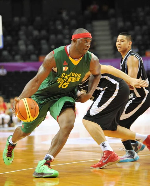 Giocatore Della Nazionale Basket Del Camerun Sinistra Contro Difensori Della — Foto Stock