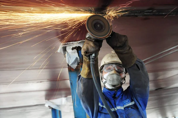 Lavoratore Cinese Lucida Una Parte Una Nave Presso Cantiere Navale — Foto Stock