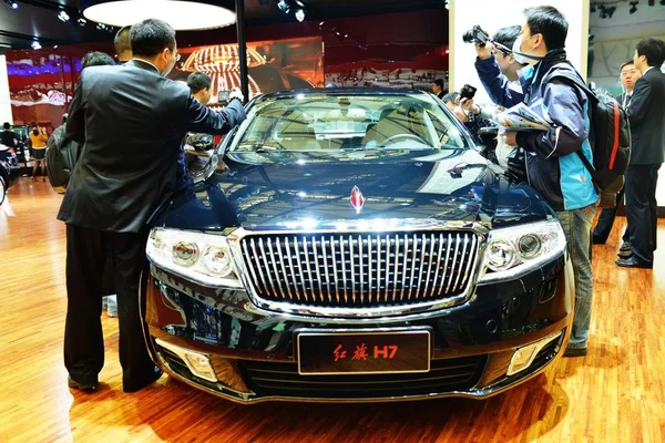 Visitors Take Photos Hongqi Stand Hongqi Automobile Exhibition Shanghai China — Stock Photo, Image