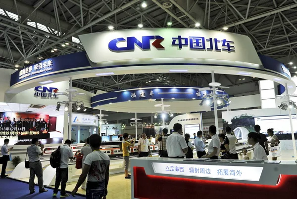 Människor Besöker Monter Cnr China Northern Locomotive Och Rullande Materiel — Stockfoto