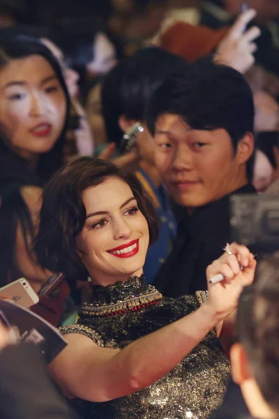American Actress Anne Hathaway Takes Selfie Fans Red Carpet China — Stock Photo, Image