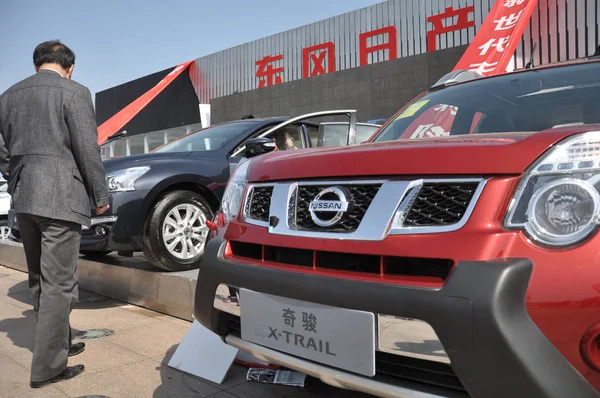 Látogató Nézi Nissan Autók Alatt Egy Auto Show Ban Qingdao — Stock Fotó