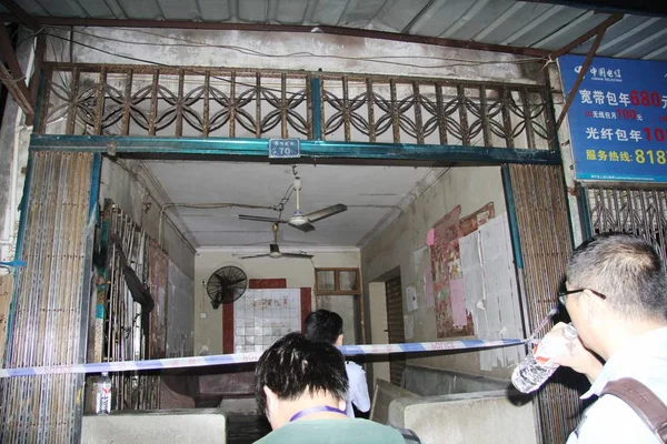 Local Chinese Residents Look Remains Arson Attack Recreation Centre Elderly — Stock Photo, Image