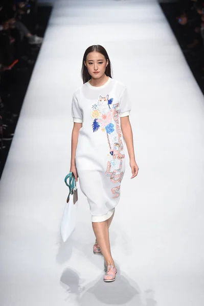 2014 베이징 2015 Exchange 당신의 Liyong 패션쇼에서 디자이너 Liyong에 새로운 — 스톡 사진