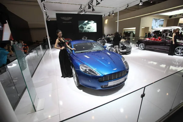 Model Berpose Dengan Mobil Aston Martin Selama Pameran Otomotif Internasional — Stok Foto