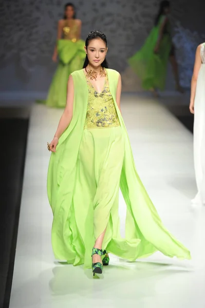 Modell Visar Skapelse Designern Gänget Sec Gänget Modevisning Kina Fashion — Stockfoto