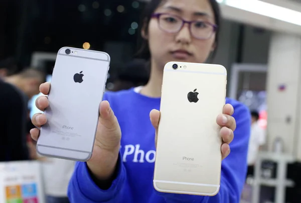 Китайский Сотрудник Показывает Apple Iphone Плюс Смартфоны Филиале China Telecom — стоковое фото