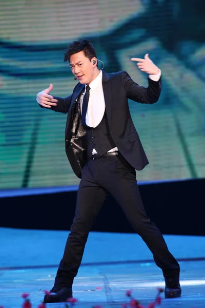 香港演员兼歌手林瑞麟于2012年1月18日在中国广东省广州举行的春节联欢晚会上表演 — 图库照片