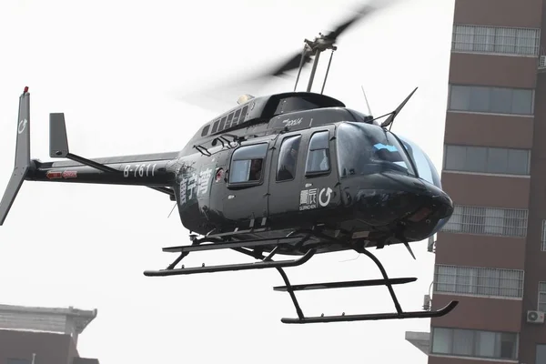 Helikopter Hordozza Potenciális Vevők Egy Lakóingatlan Projekt Megtekintése Közben Egy — Stock Fotó