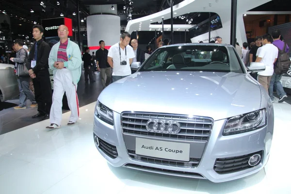 Bezoekers Kijken Naar Een Audi Coupe Tijdens Een Auto Show — Stockfoto