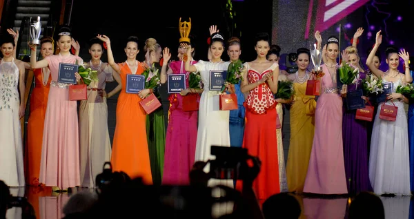 Modelos Posan Con Sus Premios Después Etapa Final Del Concurso —  Fotos de Stock