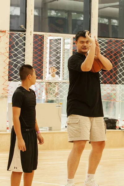 Retired Chinese Basketball Star Yao Ming Right Instructs Student Open — 图库照片