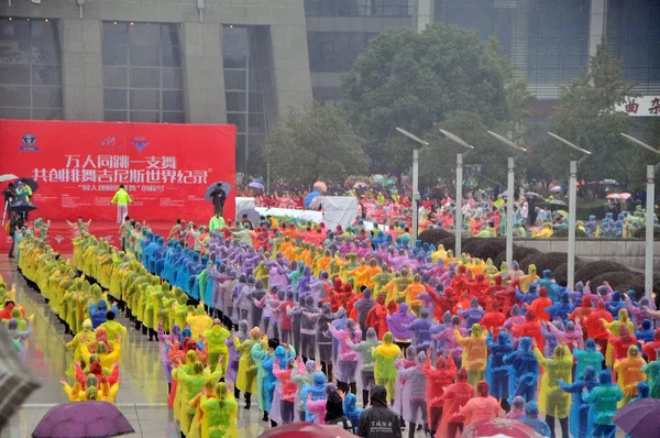 Los Residentes Chinos Que Enfrentan Lluvia Participan Evento Danza Masiva — Foto de Stock