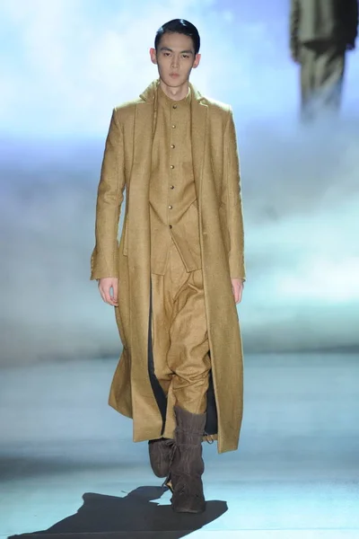 モデルは 2013 日北京 Simongao 2013 秋冬ファッションショー中に新しい創造を表示します — ストック写真