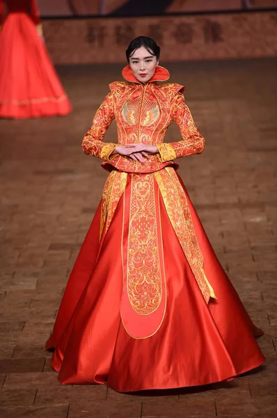 Modell Visar Skapelse Modevisning Tiger Kina Fashion Week Vår Sommar — Stockfoto