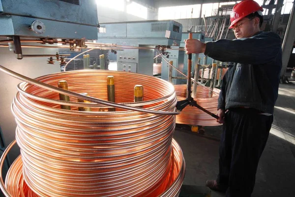 2012年12月3日 中国工人在中国东部江苏省南通市一家铜制品厂加工铜管线圈 — 图库照片
