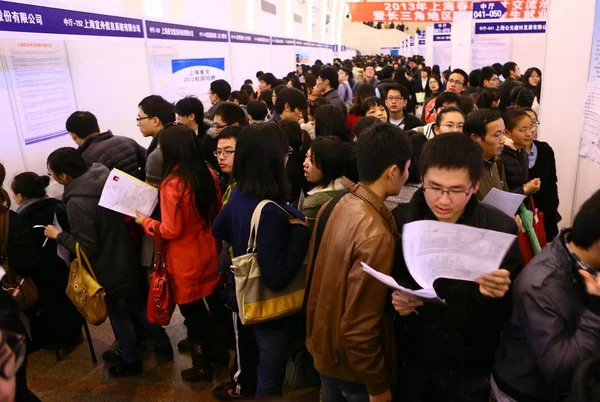 Chinese Job Seekers Crowd Stalls Job Fair Shanghai China March — Stock Photo, Image