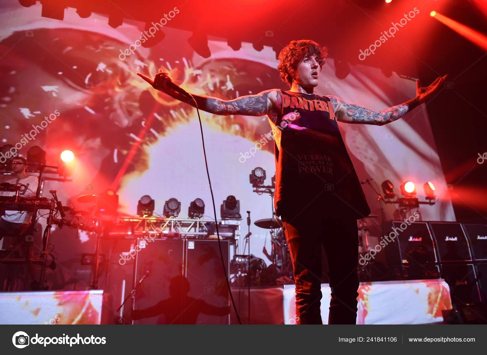 Оливер Сайкс Британской Металкор Группы Bring Horizon Выступает.