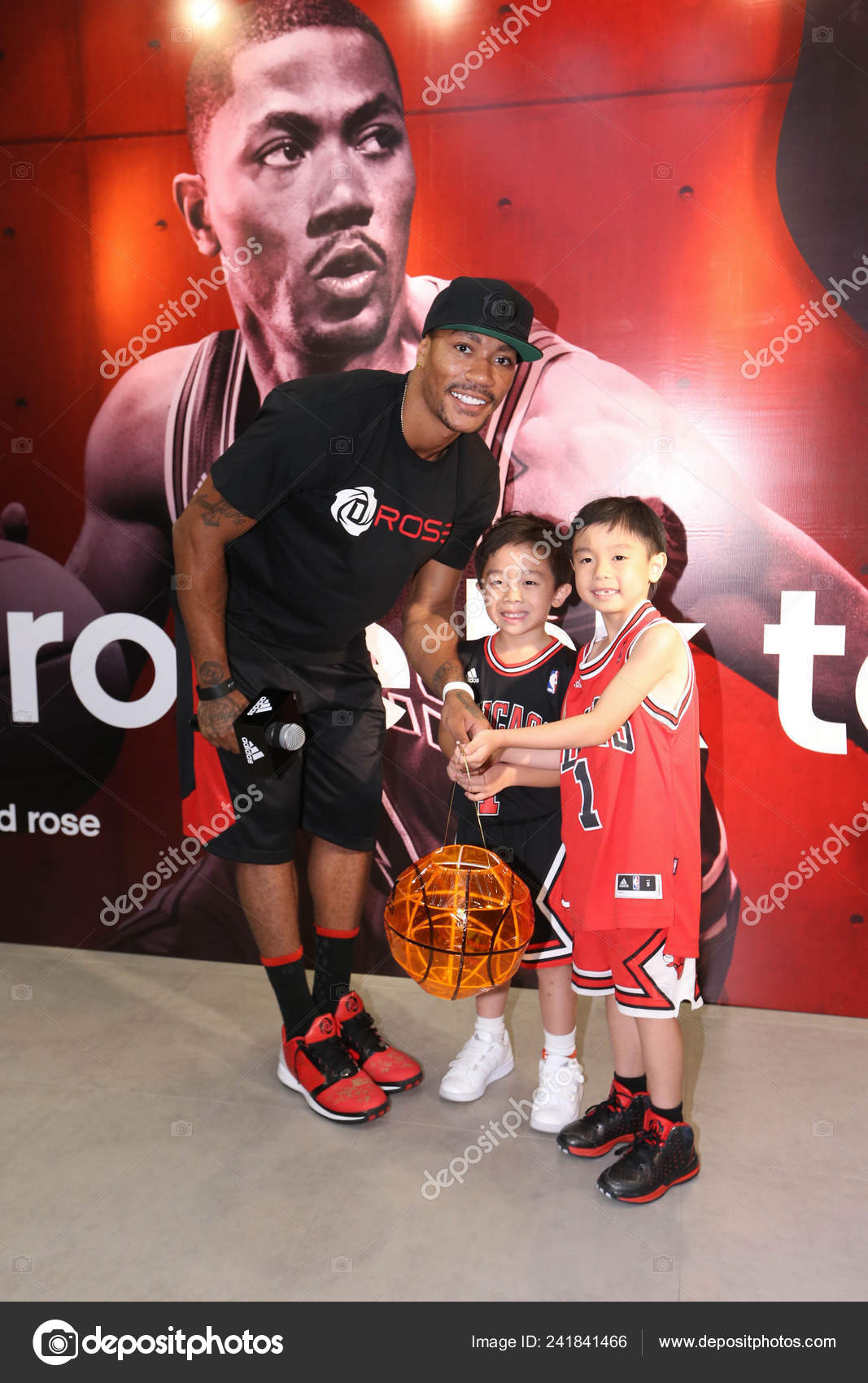 Звезда Нба Деррик Роуз Чикаго Буллз Слева Позирует Двумя Молодыми.