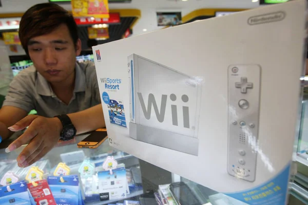 Ένας Πωλητής Πωλεί Ένα Nintendo Wii Παιχνίδι Ένα Στασίδι Ένα — Φωτογραφία Αρχείου