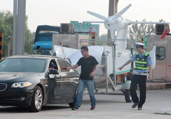 Офицер Полиции Справа Приказывает Китайскому Водителю Остановить Свою Машину Bmw — стоковое фото
