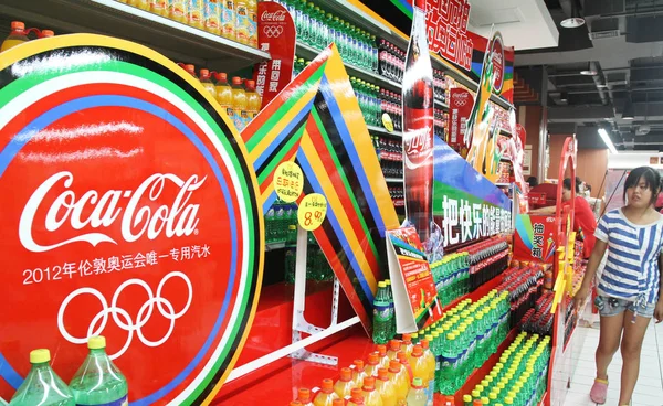 Een Advertentie Stand Voor Coca Cola Zien Een Supermarkt Xuchang — Stockfoto
