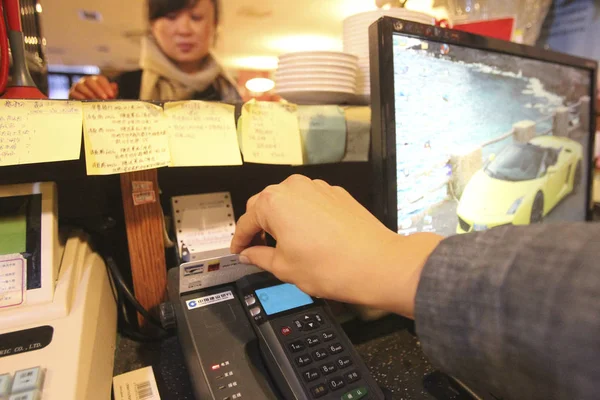 Chinese Clerk Swipes Credit Card Customer Payment Restaurant Qingdao City — Stock Photo, Image