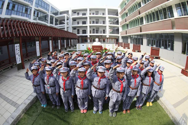 Учні Підняти Руки Салют Шкільному Дворі Чжоу Енла Червоної Армії — стокове фото