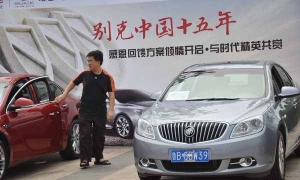 File Chinese Visitor Looks Buick Cars Shanghai Joint Venture Saic — Φωτογραφία Αρχείου