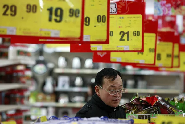 Cliente Chino Camina Bajo Etiquetas Precios Mientras Hace Compras Supermercado —  Fotos de Stock