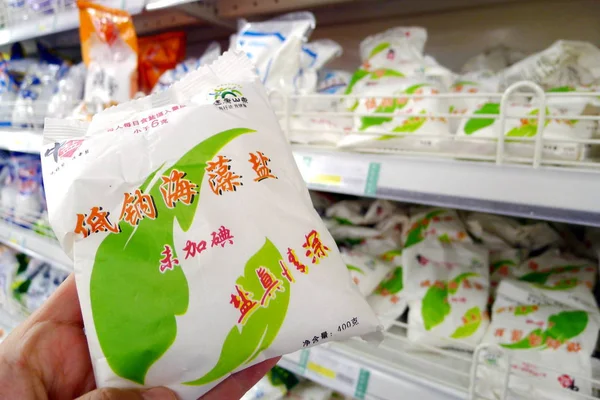 2014年11月20日 中国東部山東省青島市のスーパーマーケットで 中国人客がテーブルソルトを購入 — ストック写真