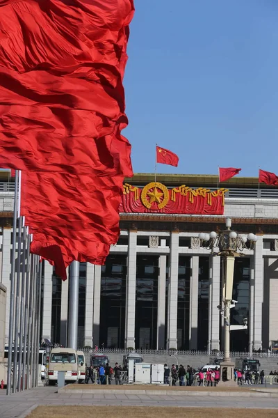 Banderas Rojas Ondean Frente Gran Salón Del Pueblo Beijing China — Foto de Stock