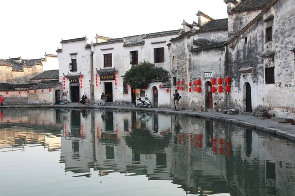 Turistas São Vistos Frente Edifícios Tradicionais Aldeia Hongcun Condado Yixian — Fotografia de Stock