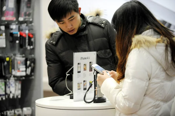 Kinesiska Kunder Prova Iphone Smartphones Apple Auktoriserad Butik Shenyang City — Stockfoto