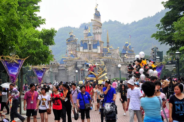 Tourists Visit Hong Kong Disneyland Resort Hong Kong China July — Stock Photo, Image