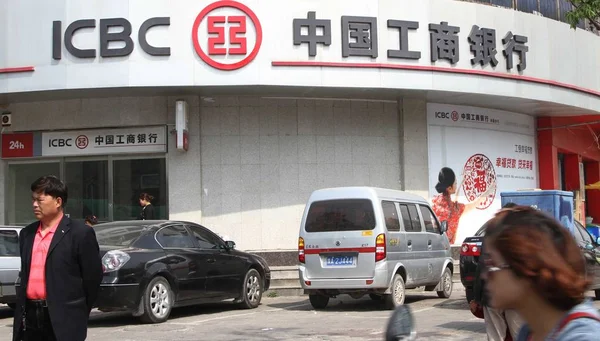 File Pedestres Passar Por Uma Filial Icbc Banco Industrial Comercial — Fotografia de Stock
