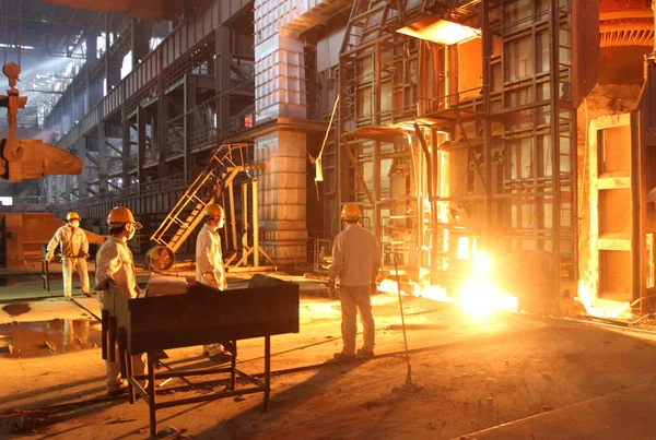 2013年7月29日 中国工人在江苏省东部淮安市的一家钢铁厂生产钢材 — 图库照片