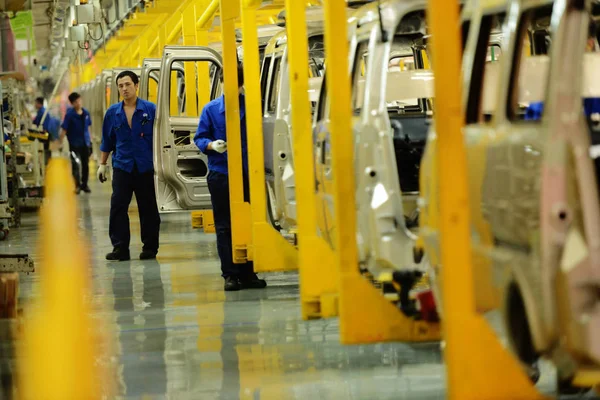 Kínai Munkavállalók Össze Autókat Futóművet Egy Auto Üzem Saic Wuling — Stock Fotó